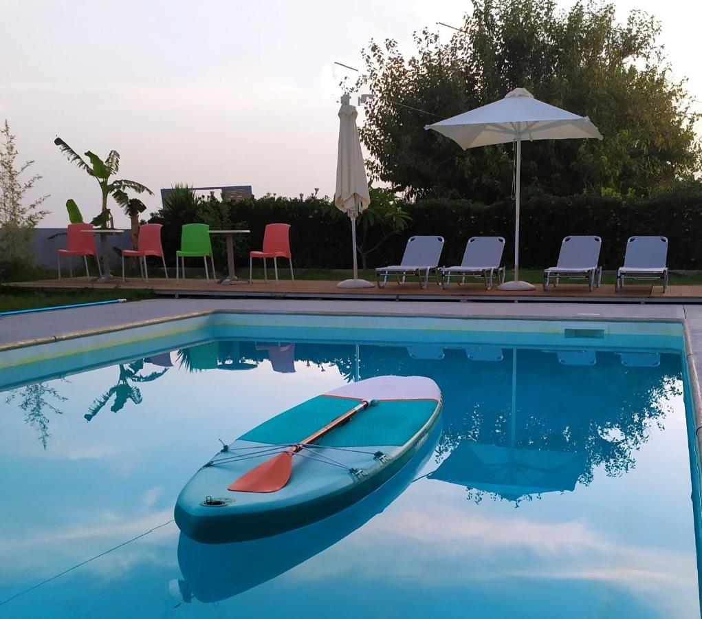 Aparthotel Banana Moon Adelianos Kampos Exterior foto